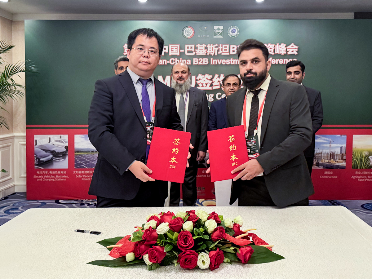 UED官网“康博刀”首入巴基斯坦并完成装机，巴总理见证“一带一路”医疗合作成果